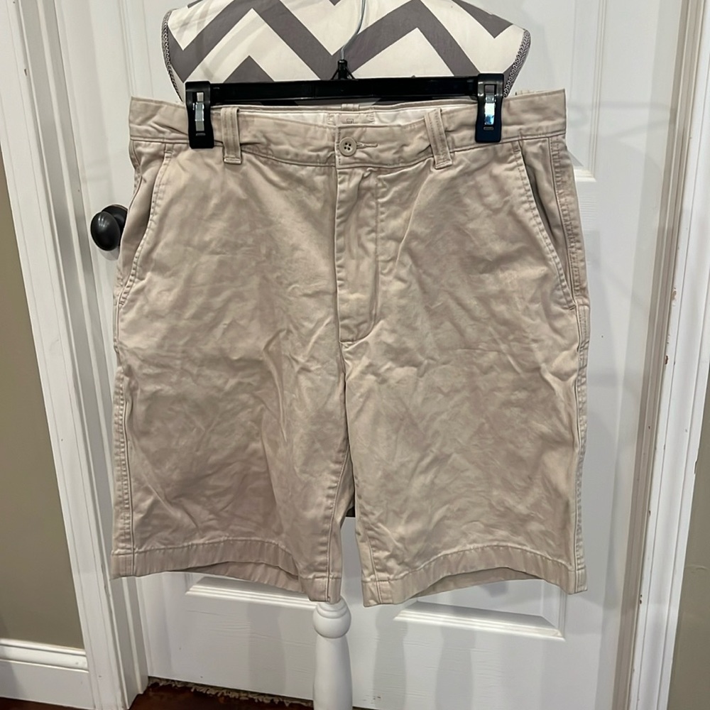 Gap flat front relaxed fit men’s short, size 33